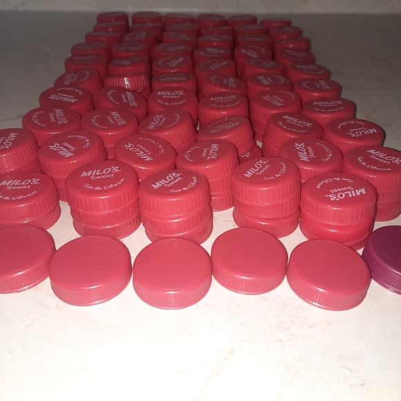 Bottle Caps Lids Screw On Plastic Milos Sweet Tea Gallon Size Bag Craft Project - Picture 2 of 5